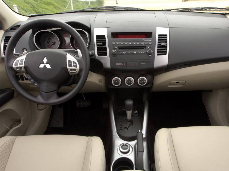  Mitsubishi Outlander 2007 года  (US) (фото 28 из 30)